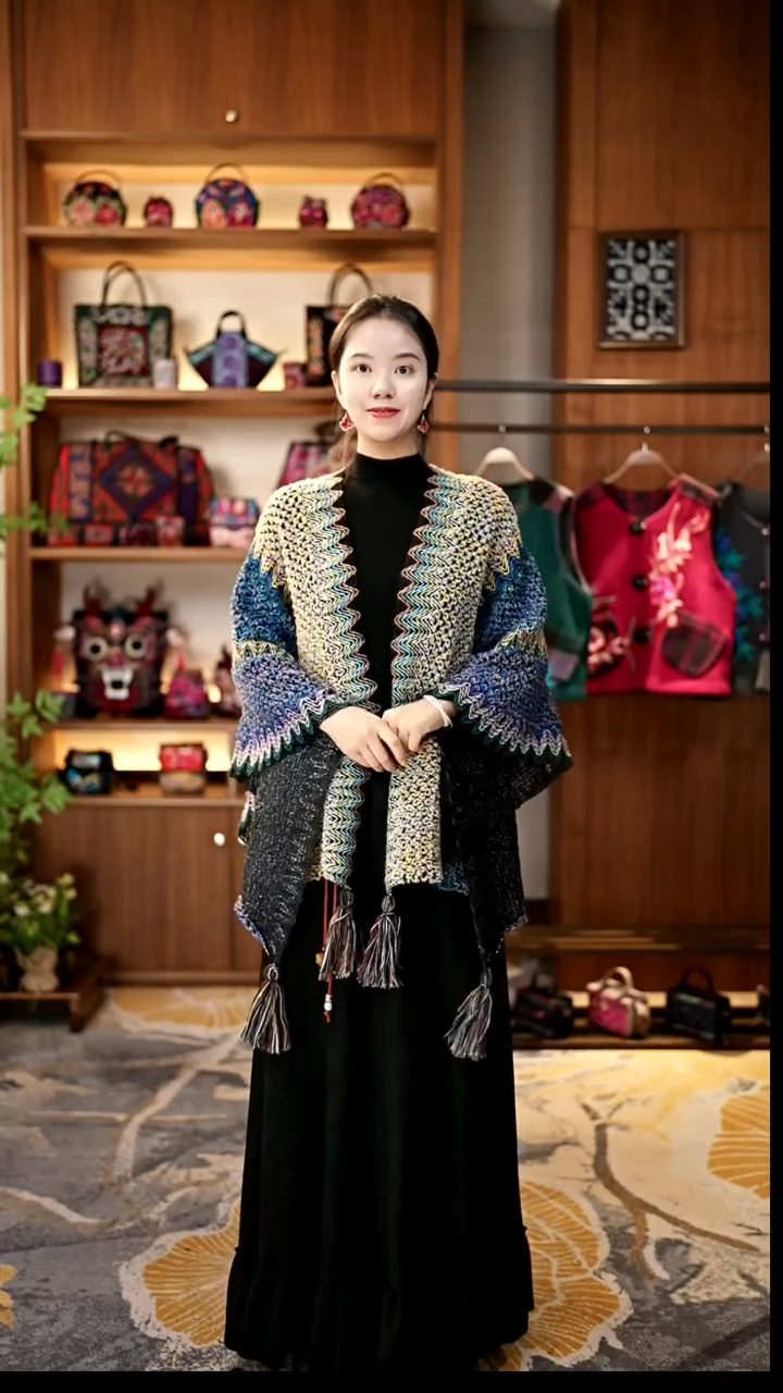 刺绣私人定制苗族手工鸦青披肩