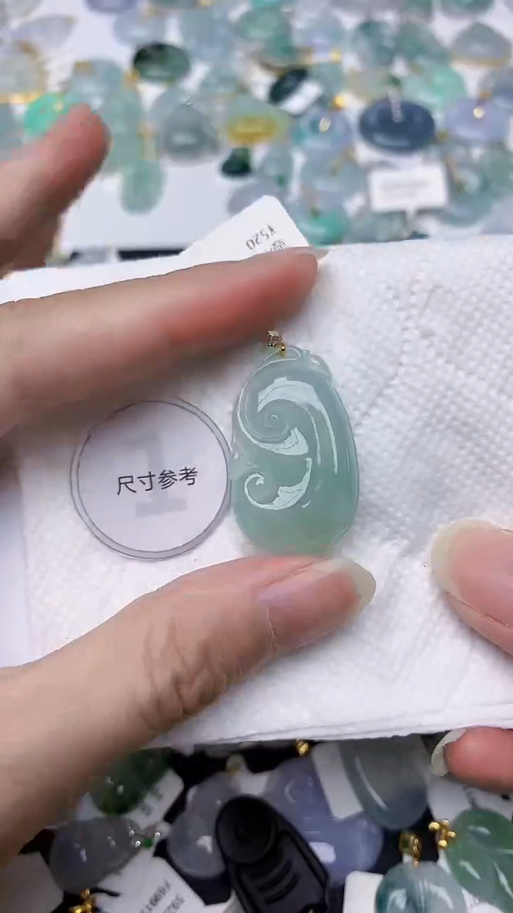 颈饰18K金镶嵌翡翠天然A货翡翠