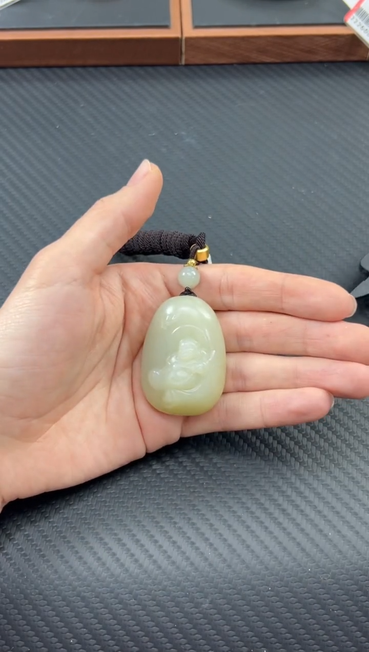 【闪购商品】和田玉吊坠(赠链)未镶嵌黑山微色差吊坠