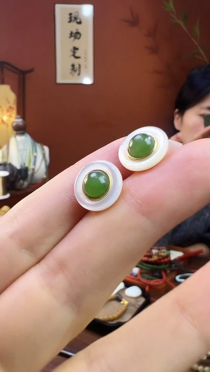 未镶嵌和田玉耳钉碧玉