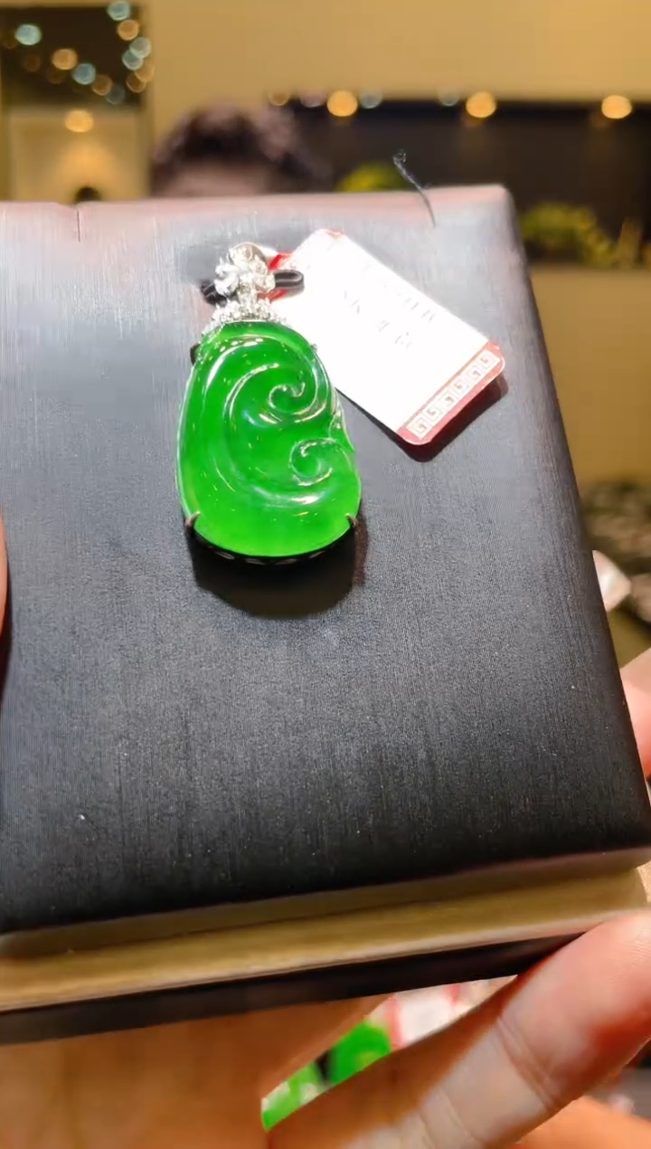 【闪购商品】翡翠吊坠(赠链)18K金镶嵌A93