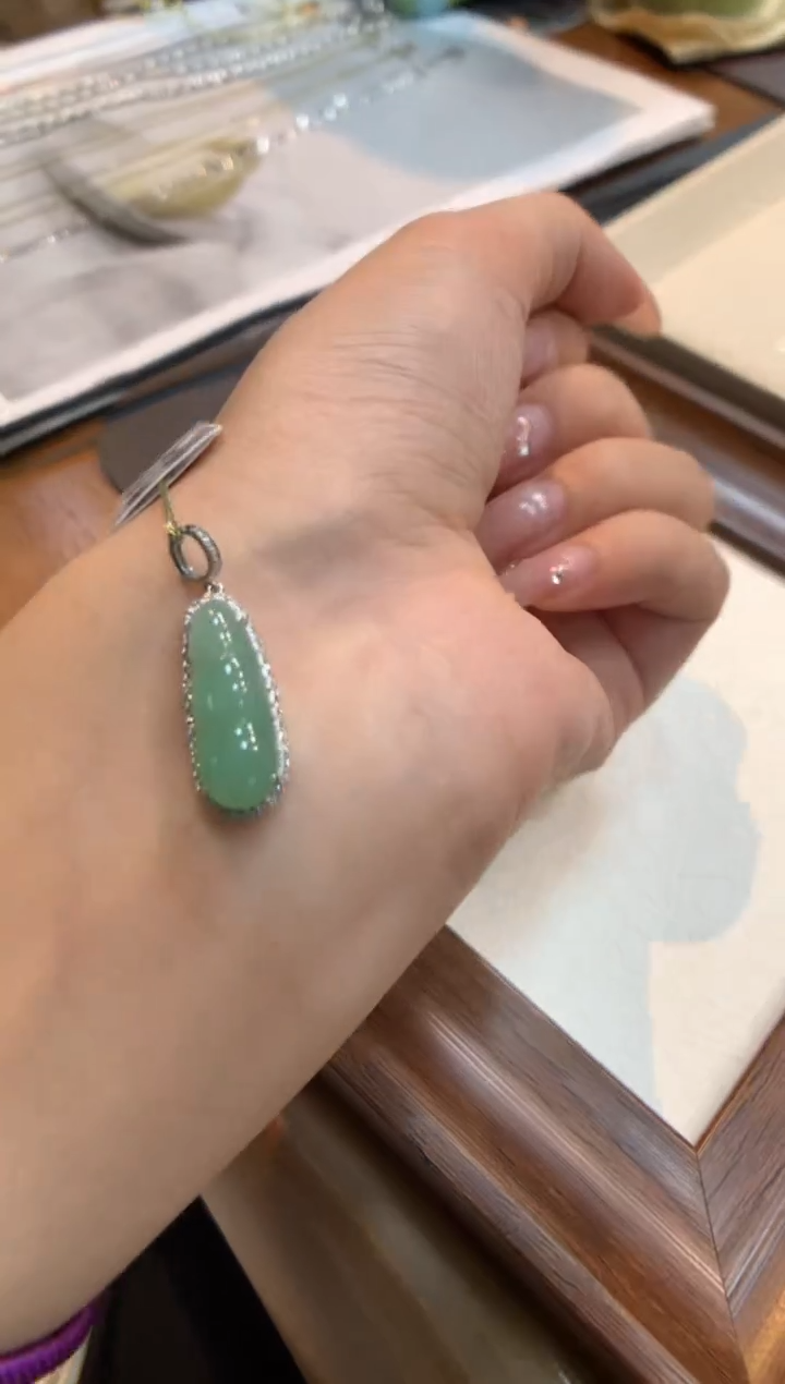 颈饰18K金镶嵌翡翠福豆