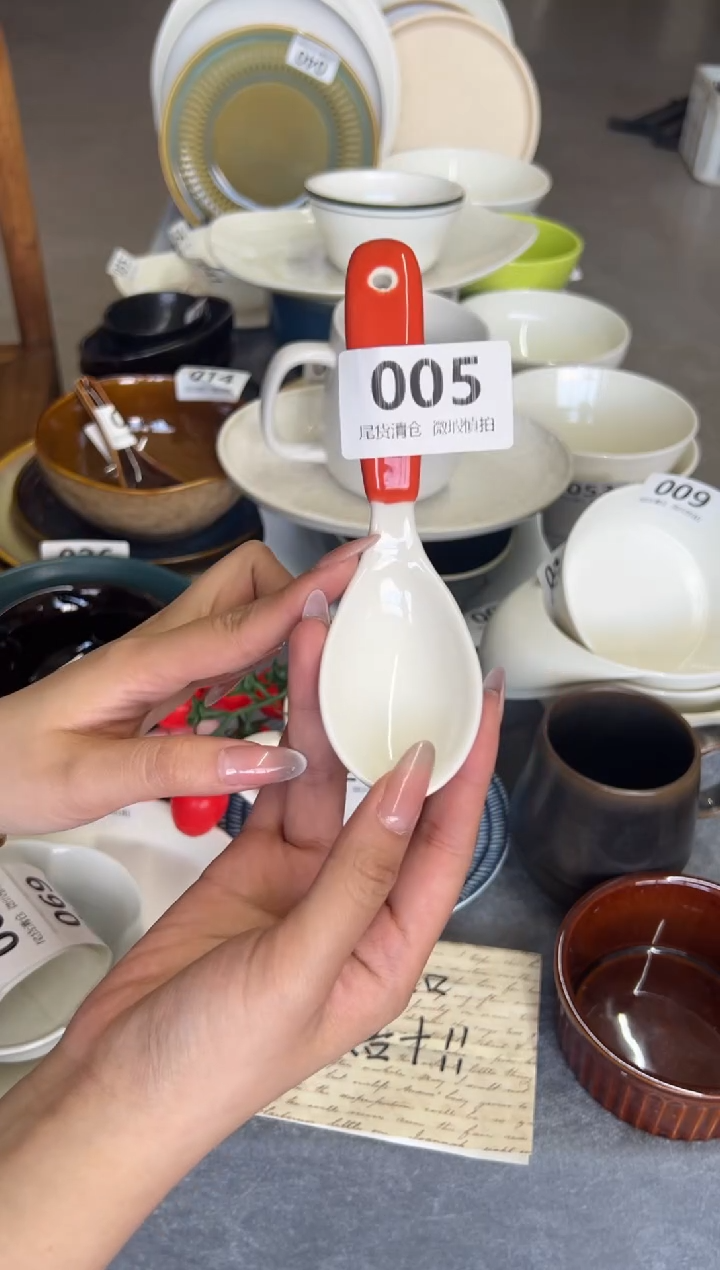 新骨瓷05瑕疵  暖白 红柄勺子 