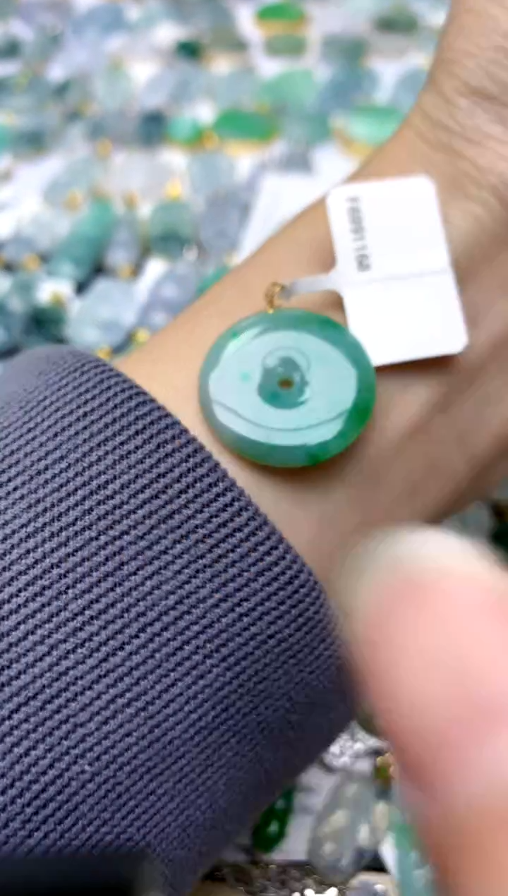 颈饰18K金镶嵌翡翠天然A货翡翠