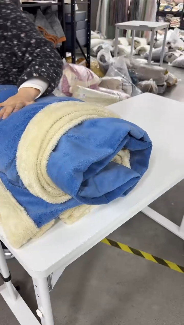 氨纶2.2米宽花边绒四件套小香风蓝色