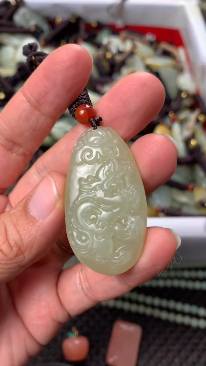【闪购商品】和田玉颈饰未镶嵌多样性发货没有证书.拍一发一，有瑕