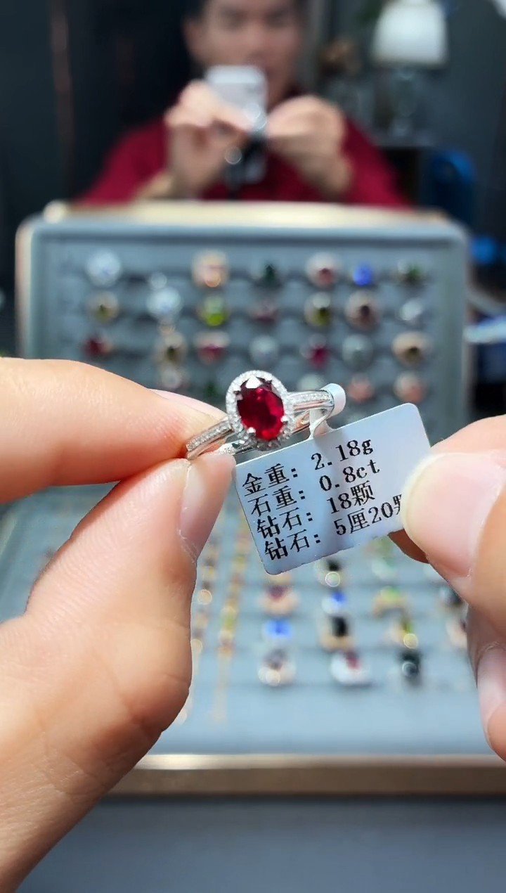 18K金镶嵌戒指红宝石0.8..