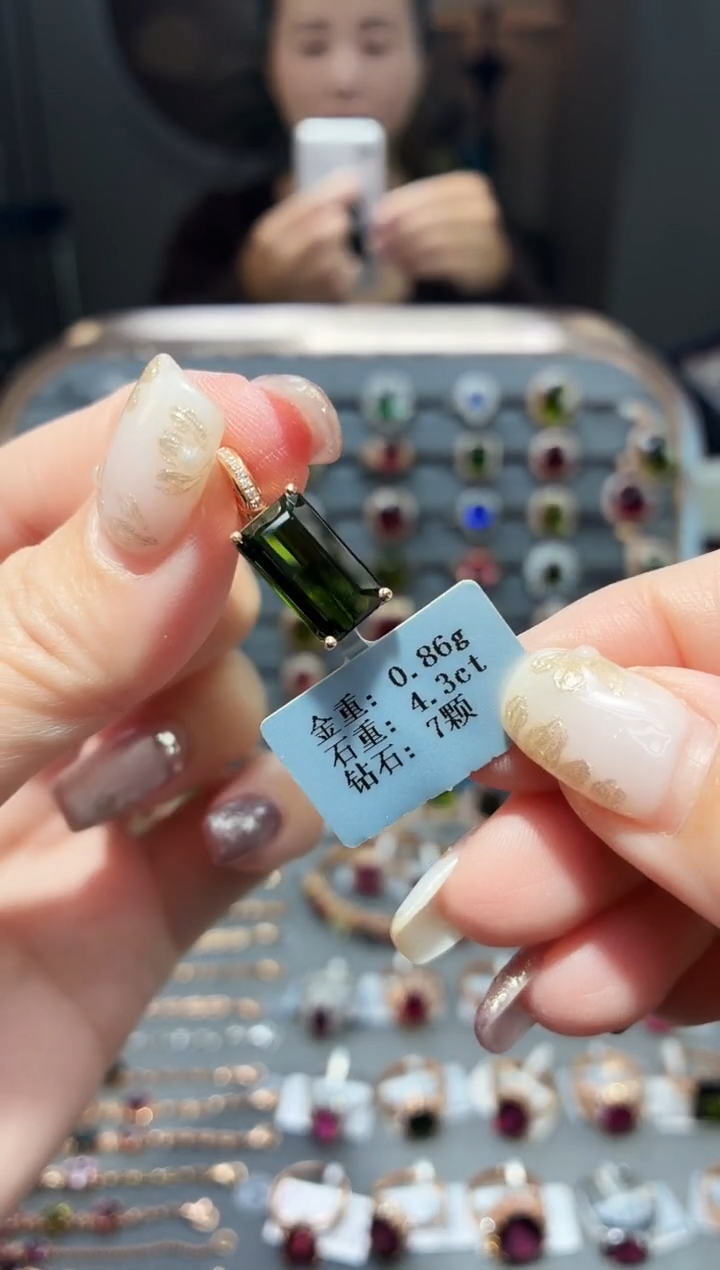 颈饰18K金镶嵌碧玺4.3