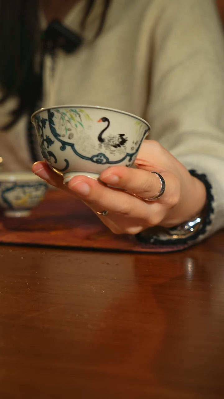 瓷片开窗天鹅杯  