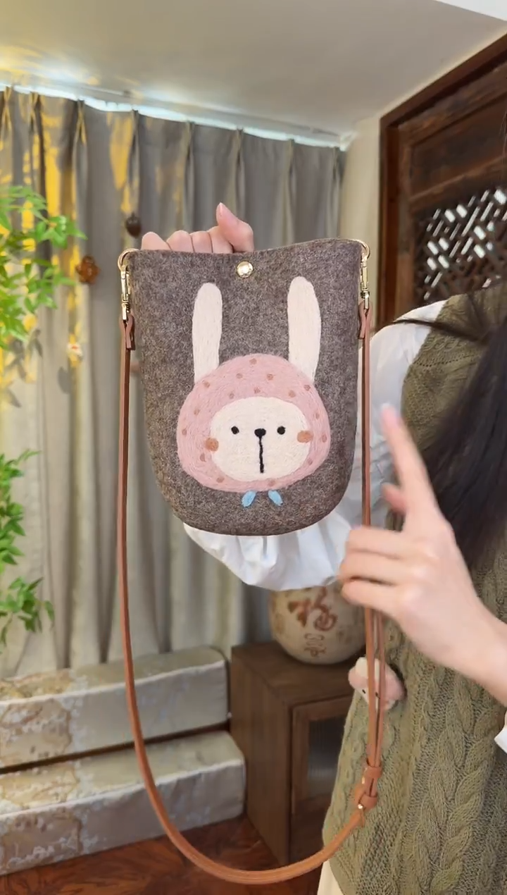 羊毛非遗羊毛毡包 手机包兔子