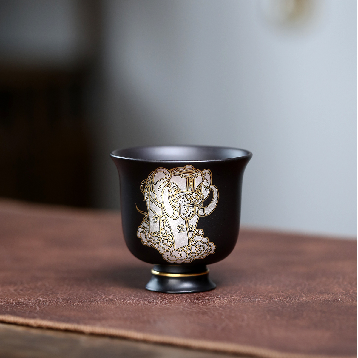 宜兴紫砂，朱泥焐灰，主人杯，金银锉，太平有象，容量80毫升左右