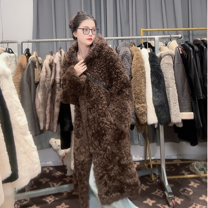 老李【8705】"大泰迪"2025新款皮毛一体长款外套连帽气质时尚轻奢