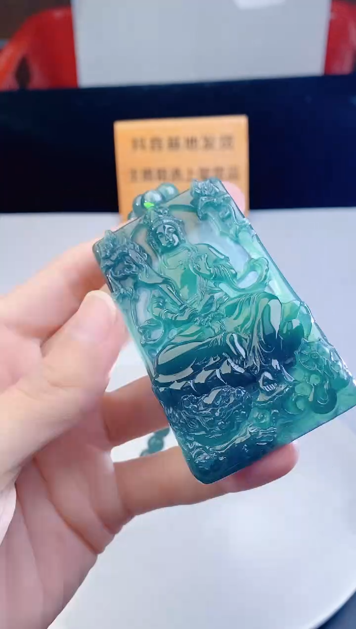 颈饰未镶嵌翡翠  