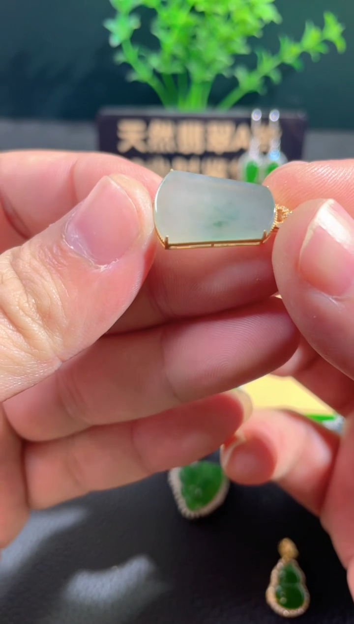 【闪购商品】翡翠颈饰18K金镶嵌翡翠