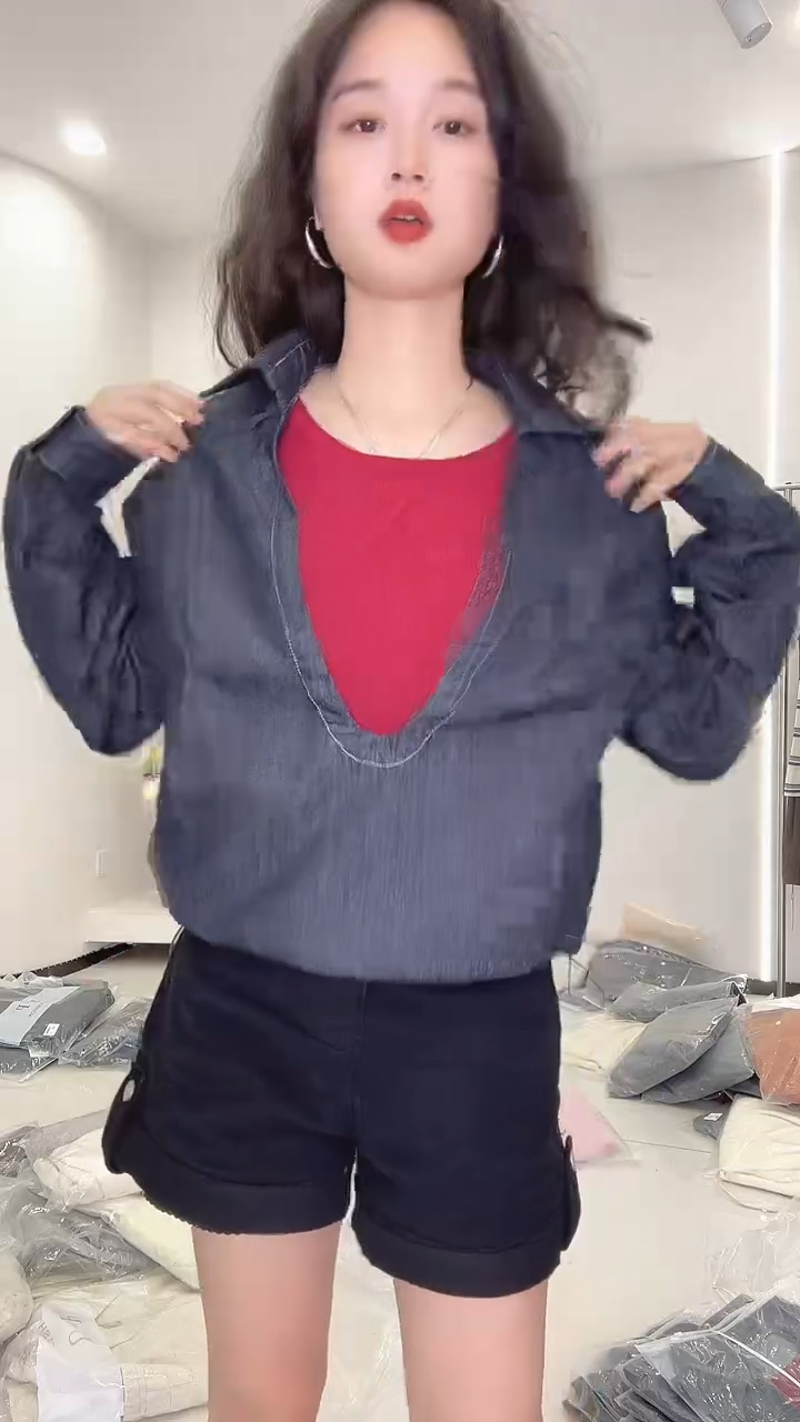 牛仔黑撞红色V领套头衬衣！