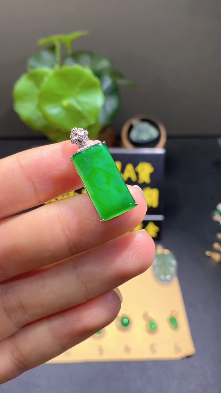 颈饰18K金镶嵌翡翠翡翠A货