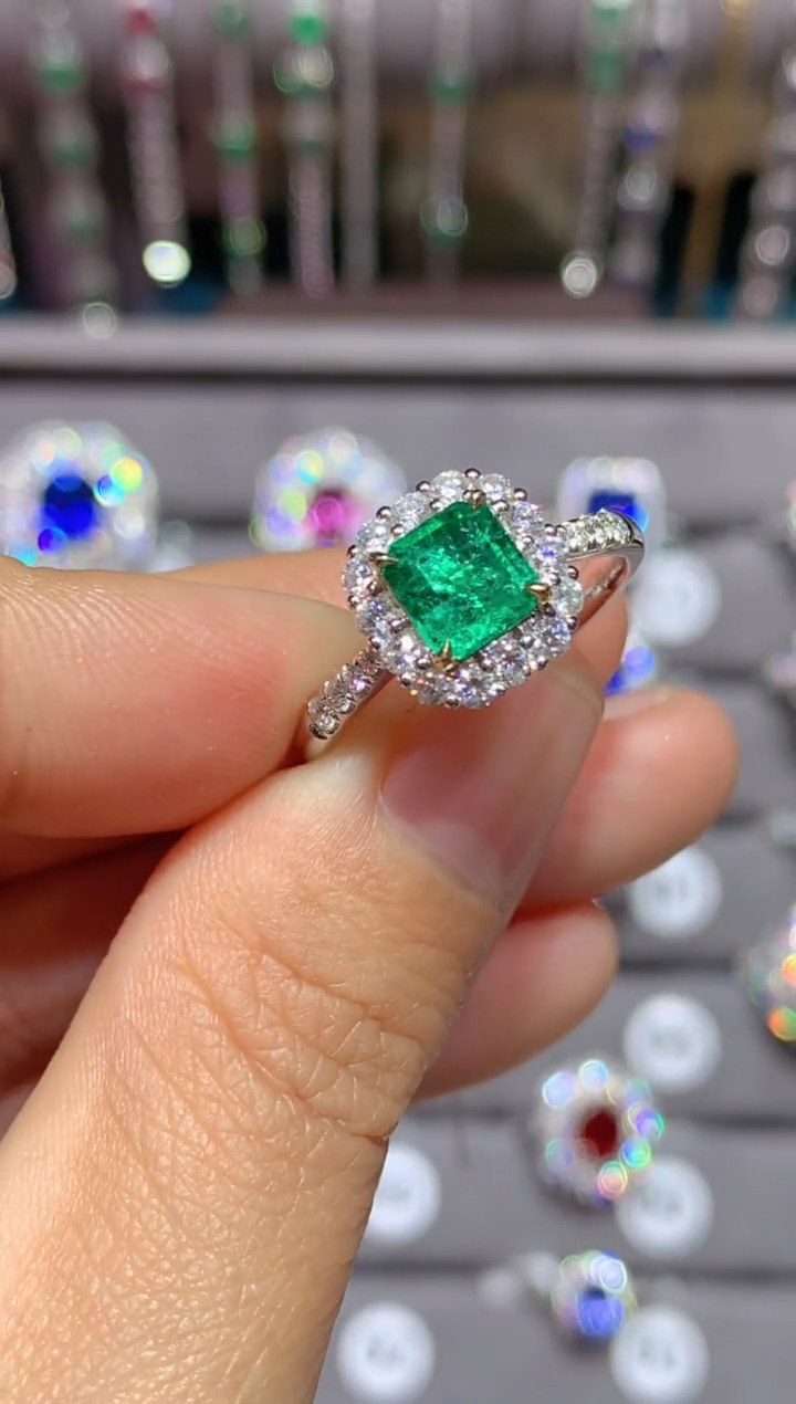 【闪购商品】祖母绿戒指18K金镶嵌1.1CT