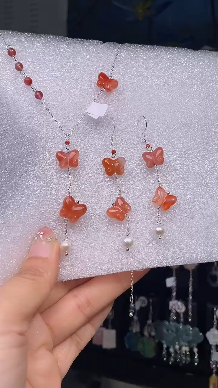 颈饰未镶嵌南红玛瑙给***子 给你一下子