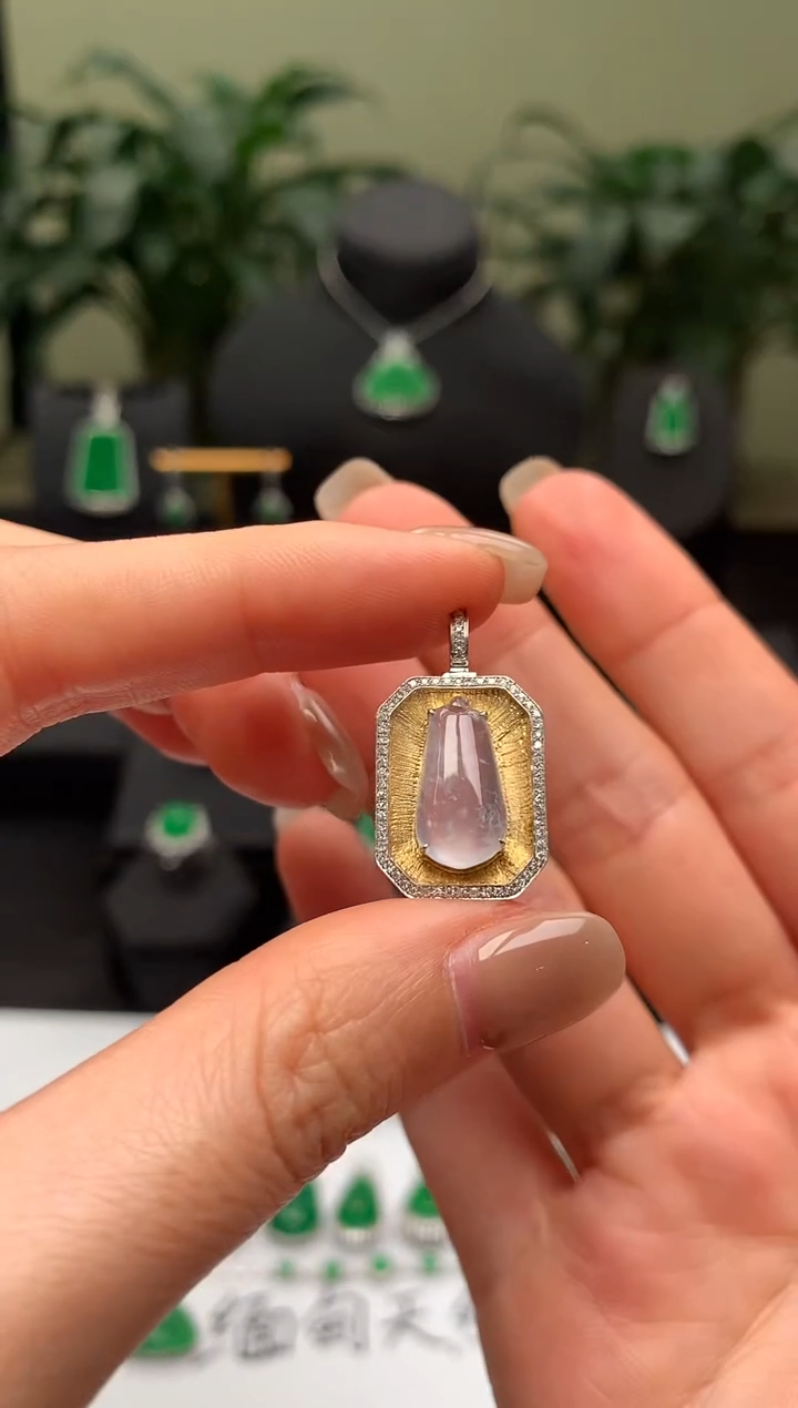 【闪购商品】翡翠颈饰18K金镶嵌福瓜