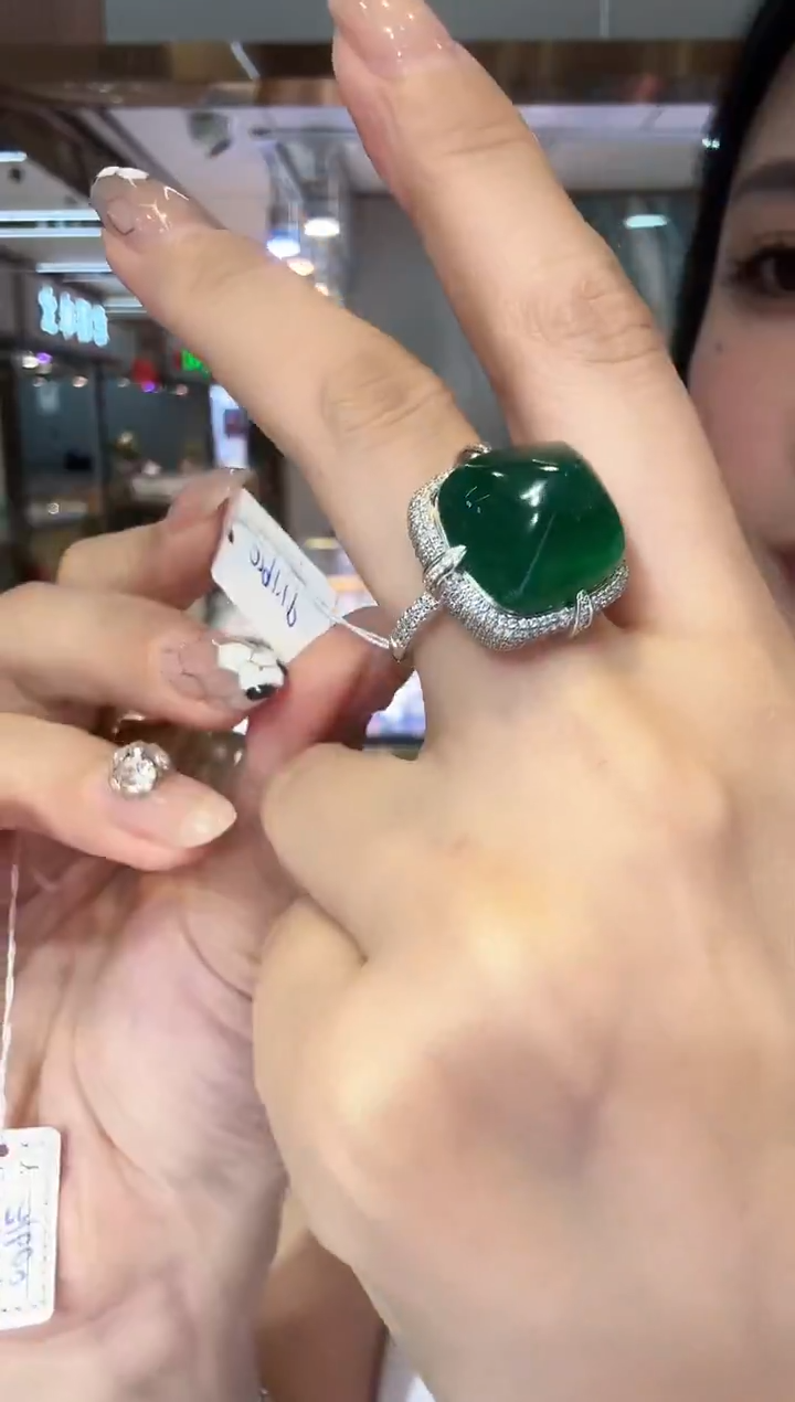 18K金镶嵌戒指祖母绿25.59ct