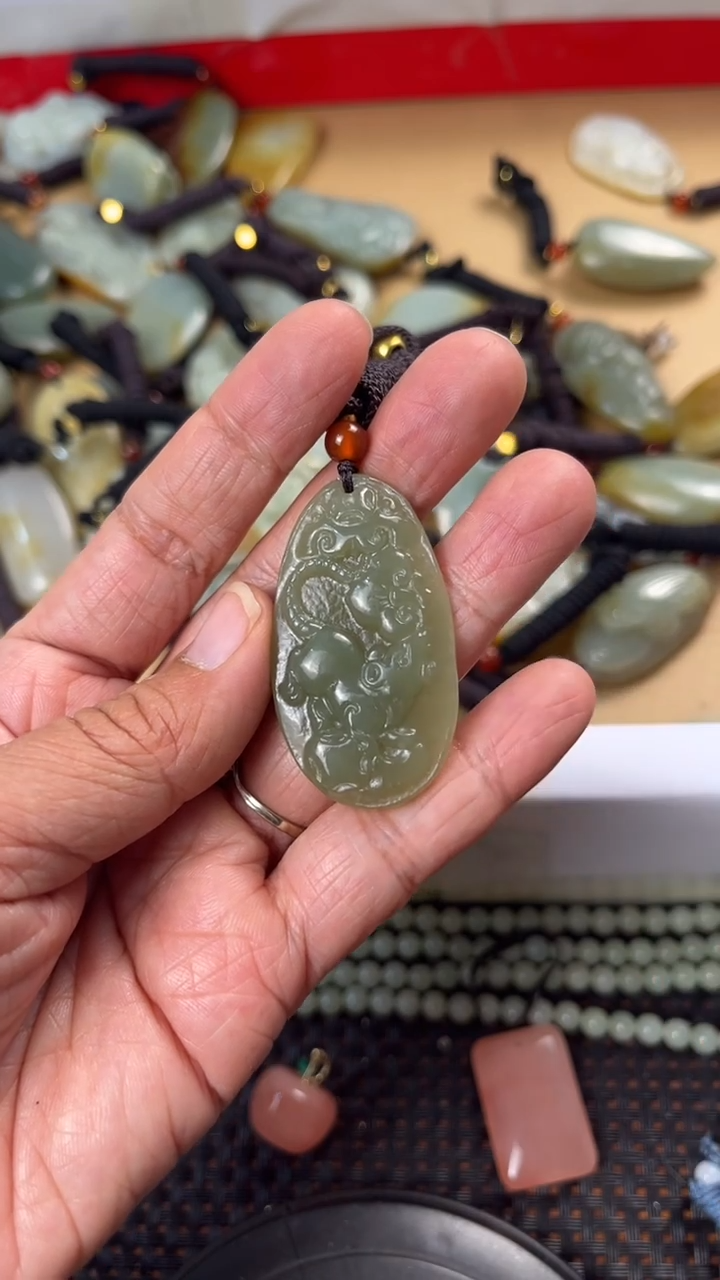 【闪购商品】和田玉颈饰未镶嵌多样性发货没有证书拍一发一有瑕