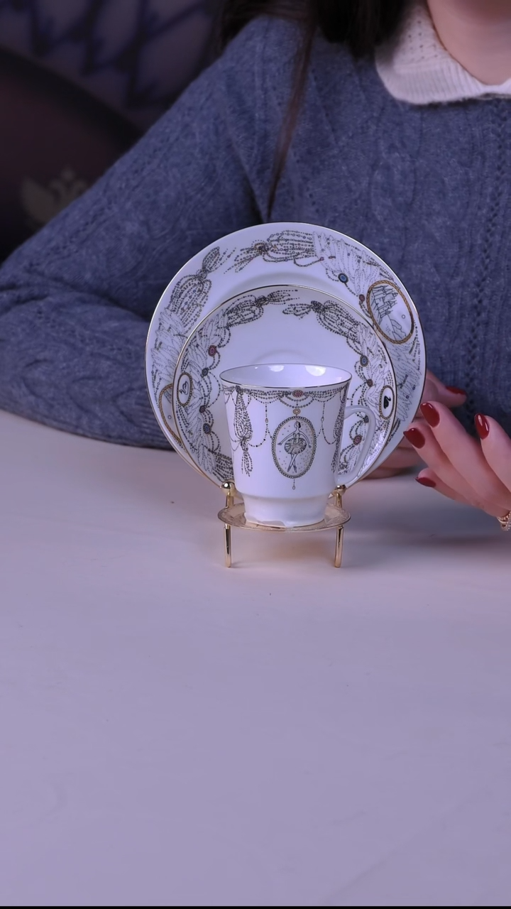 每天早上六点（俄皇 童话芭蕾系列 一杯两碟）