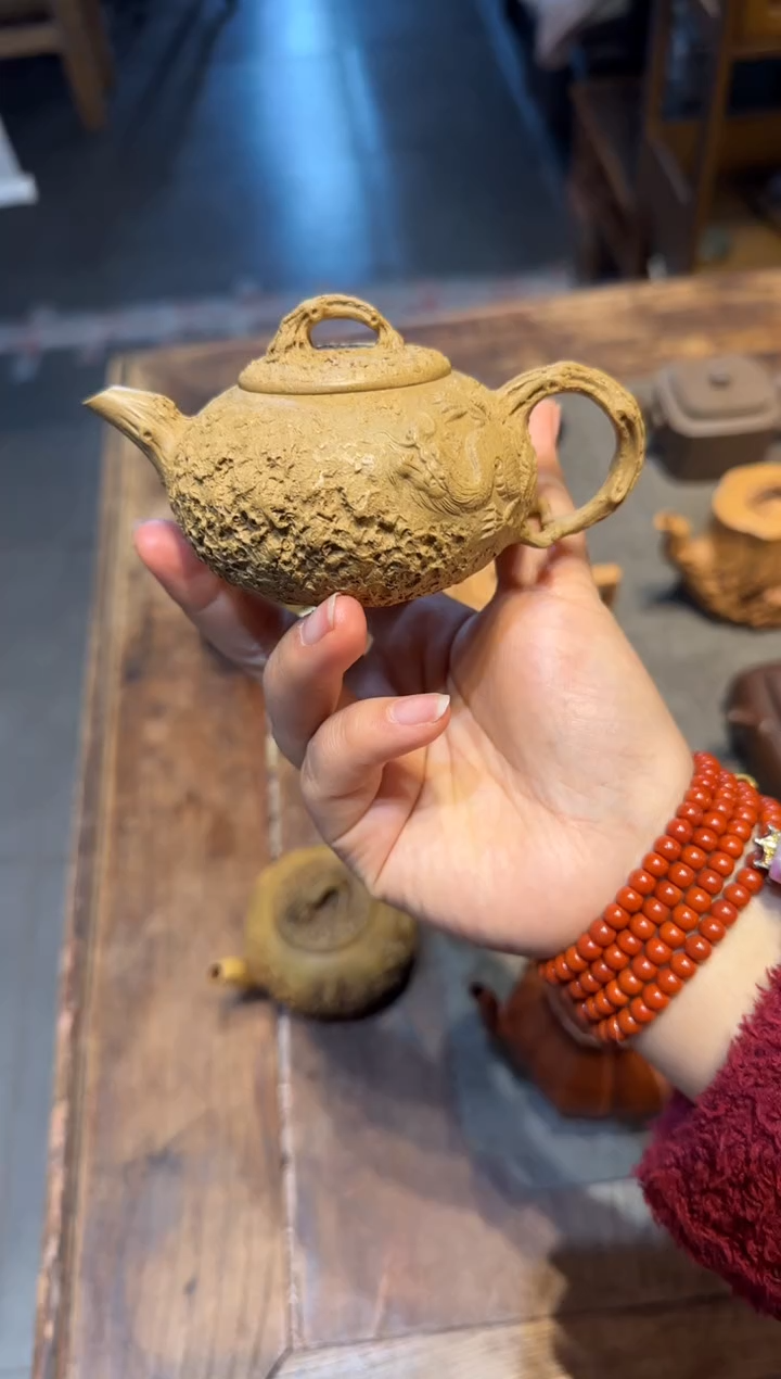 茶壶紫砂f***t隐龙供春 黄金段
