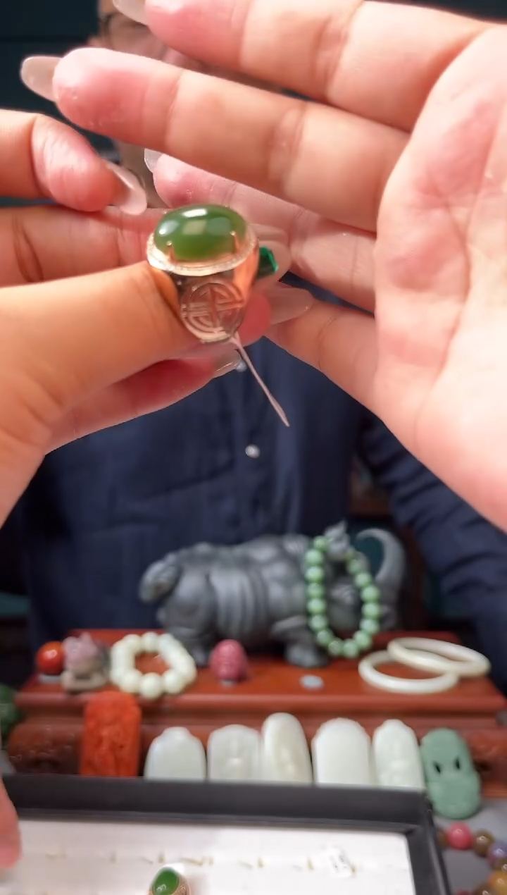 和田玉未镶嵌颈饰戒指