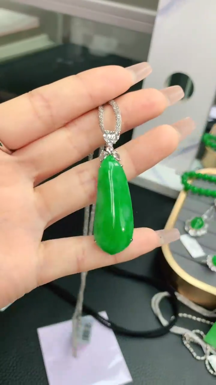 【闪购商品】翡翠颈饰18K金镶嵌赠礼盒证书