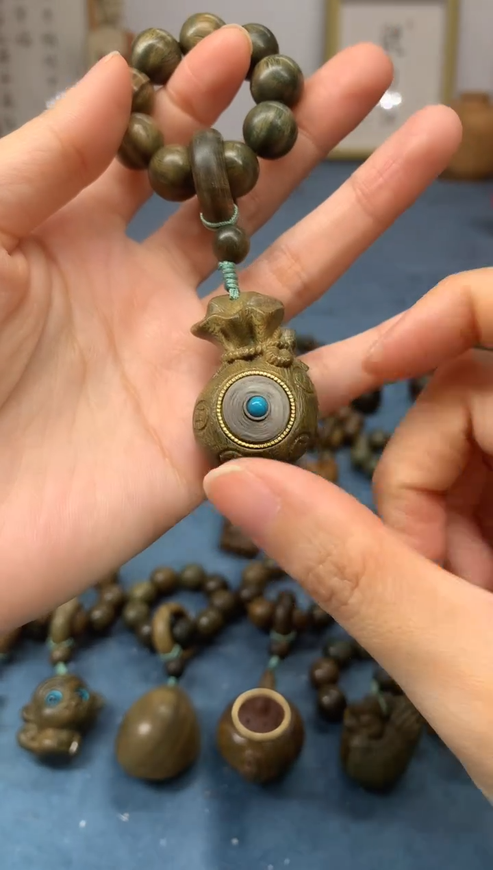 【闪购商品】维腊木（绿檀）把件赚钱袋 盘玩件