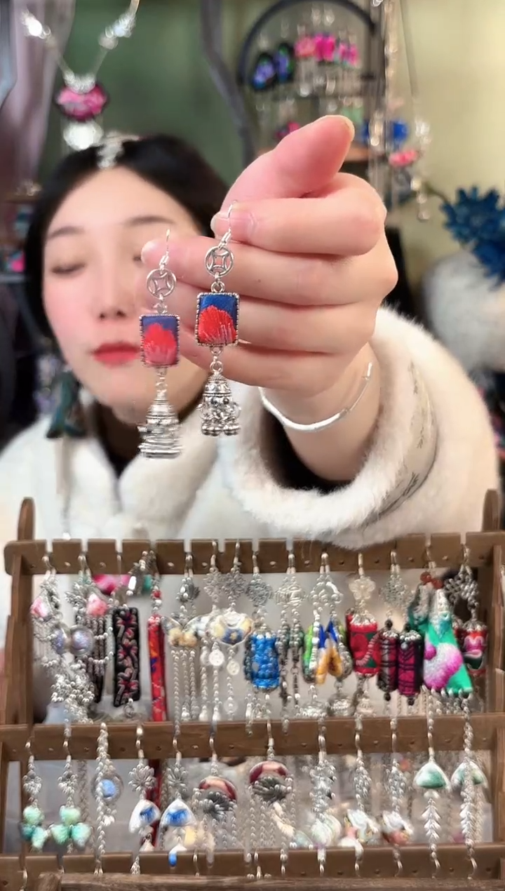 彩云南阁非遗老绣苗银饰品609