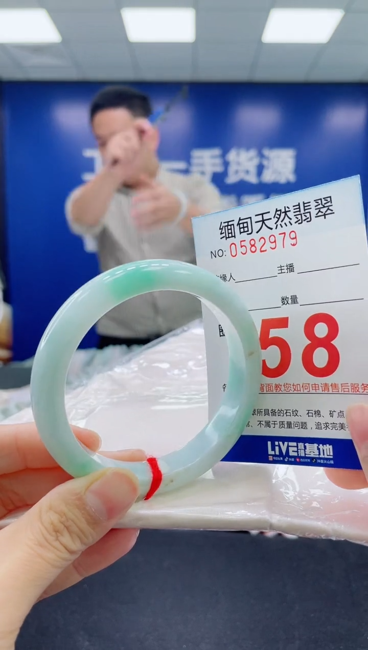未镶嵌手镯翡翠天然翡翠手镯