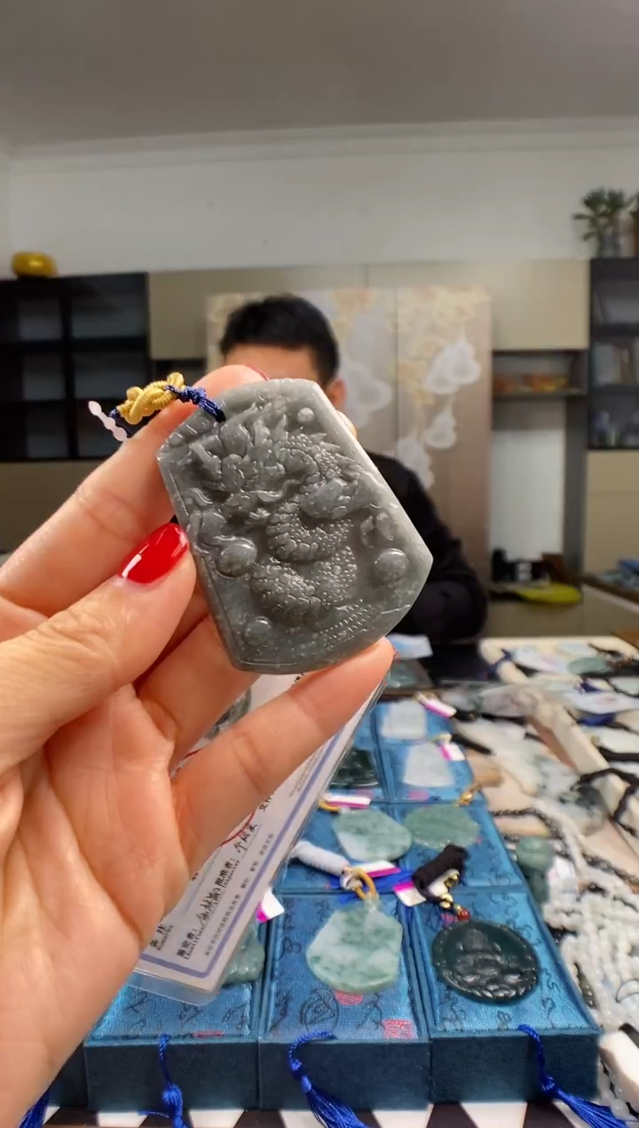 颈饰未镶嵌翡翠 多样性发其一