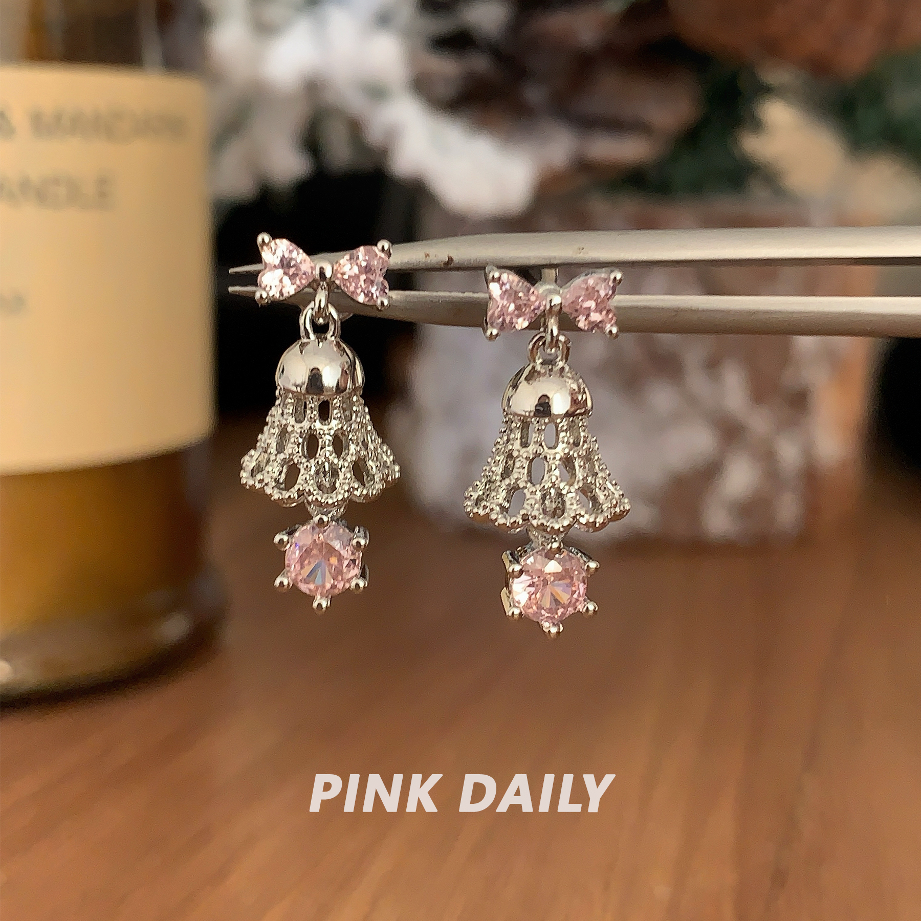 钛钢锆石耳饰 Pink Daily粉钻镂空圣诞铃铛耳骨钉节日氛围感耳饰