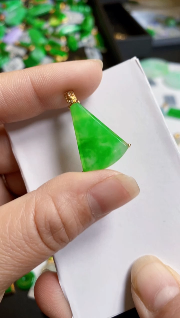 【闪购商品】翡翠颈饰18K金镶嵌无事牌