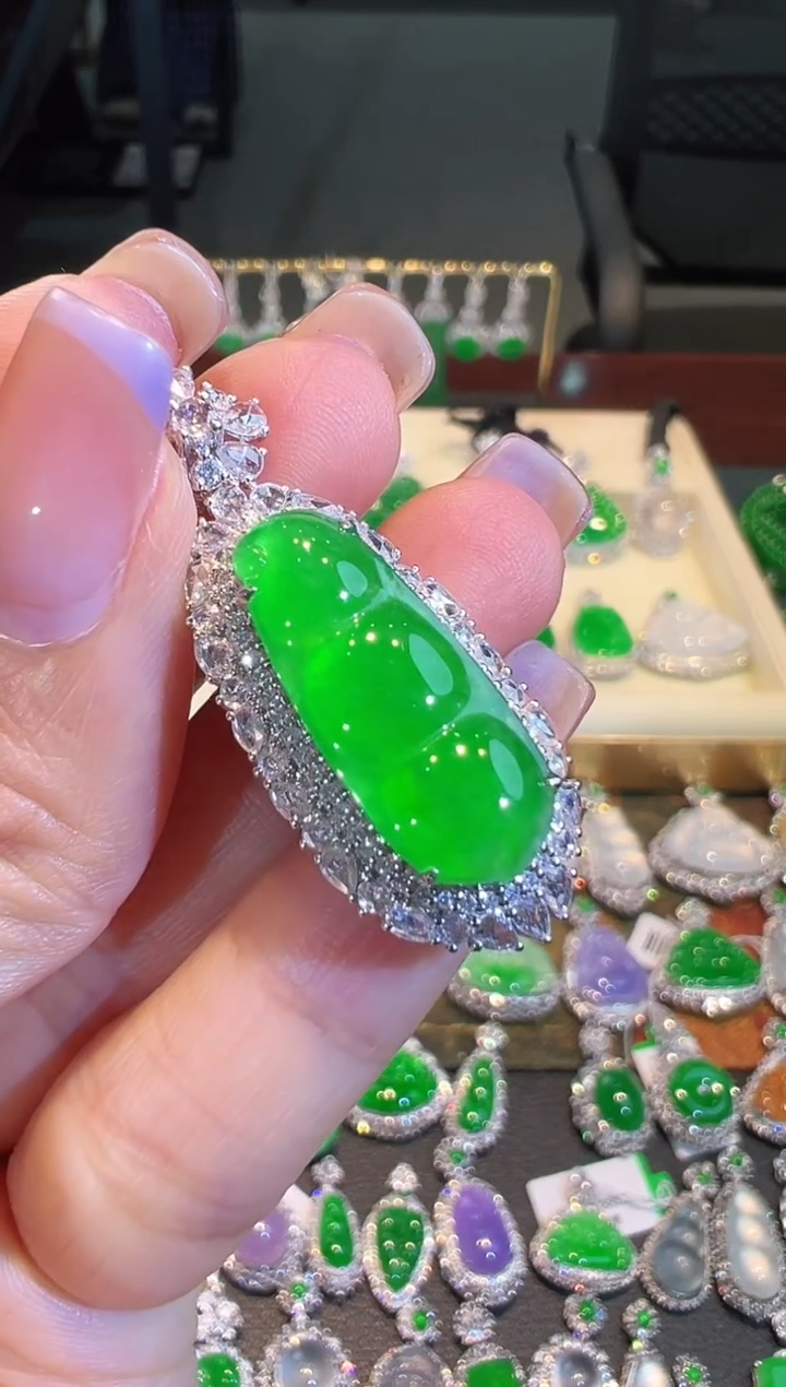 【闪购商品】翡翠吊坠(不含链)18K金镶嵌翡翠