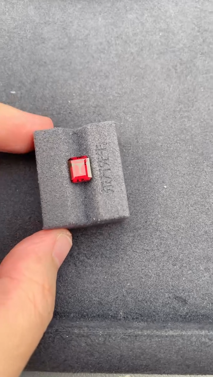 未镶嵌裸石石榴石2.1ct 镁铝榴石定制 BA