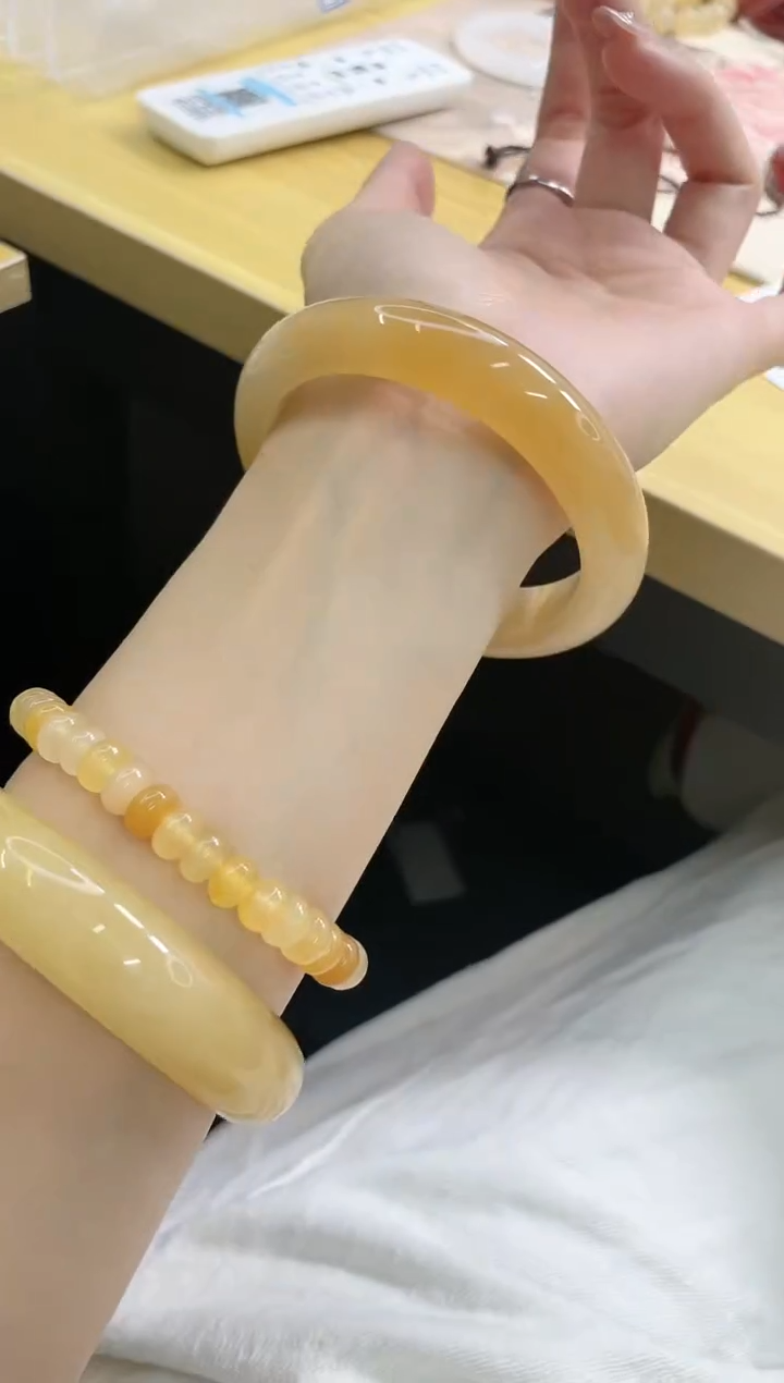 石英质玉手镯未镶嵌83/60.9