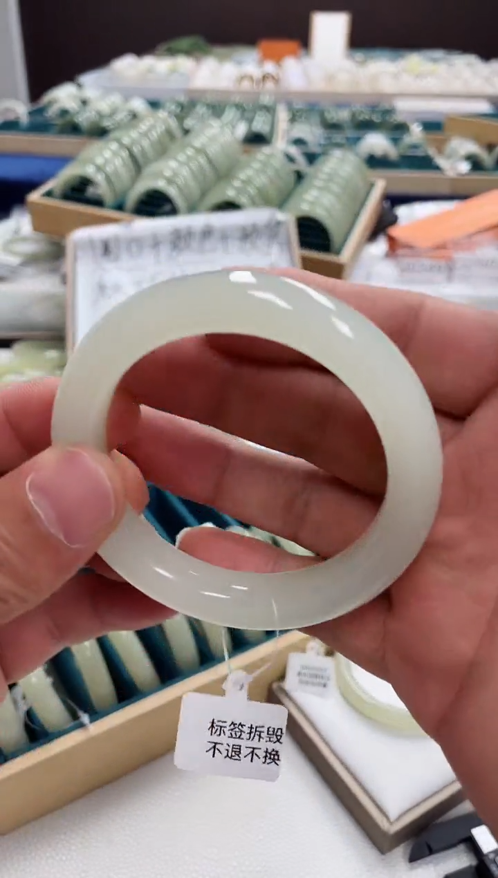 和田玉手镯未镶嵌?****?和田玉手镯 