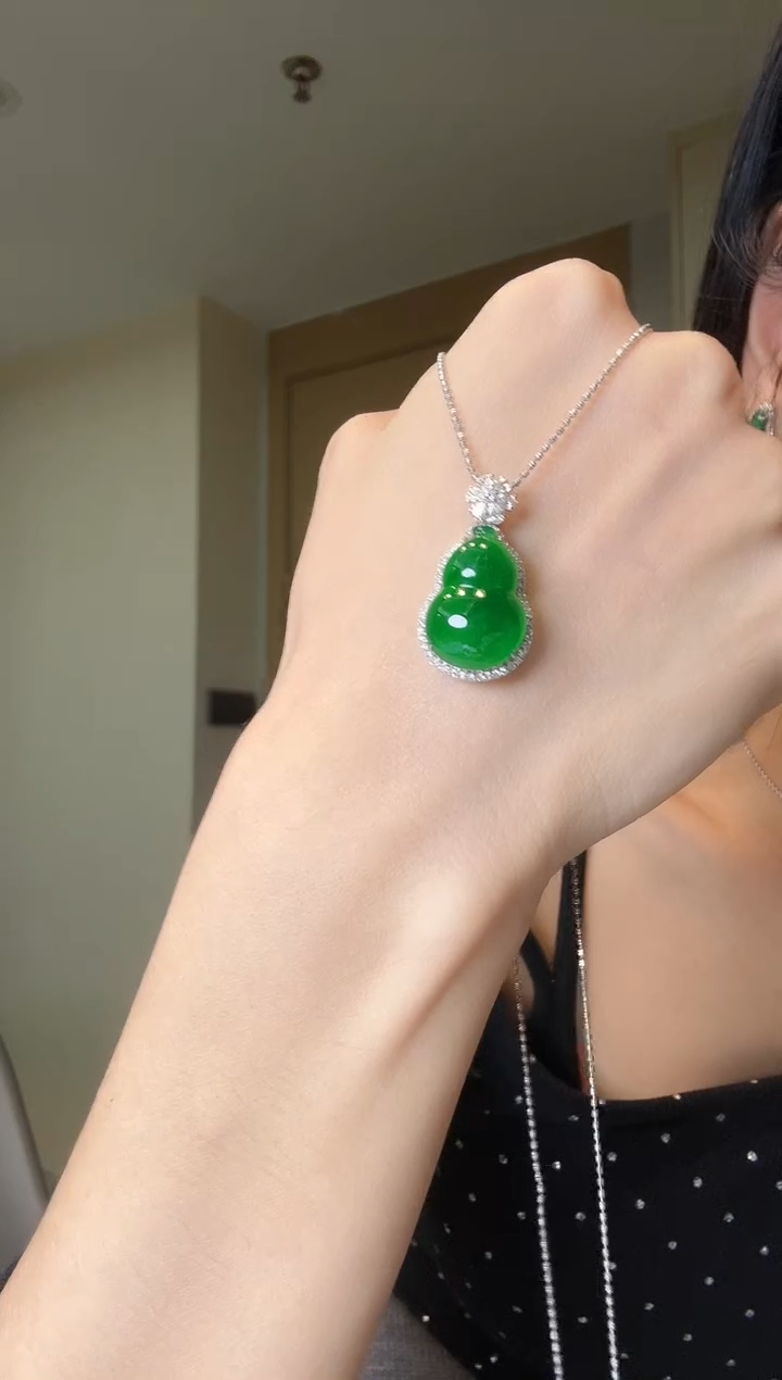 【闪购商品】翡翠吊坠(不含链)18K金镶嵌天然翡翠吊坠1