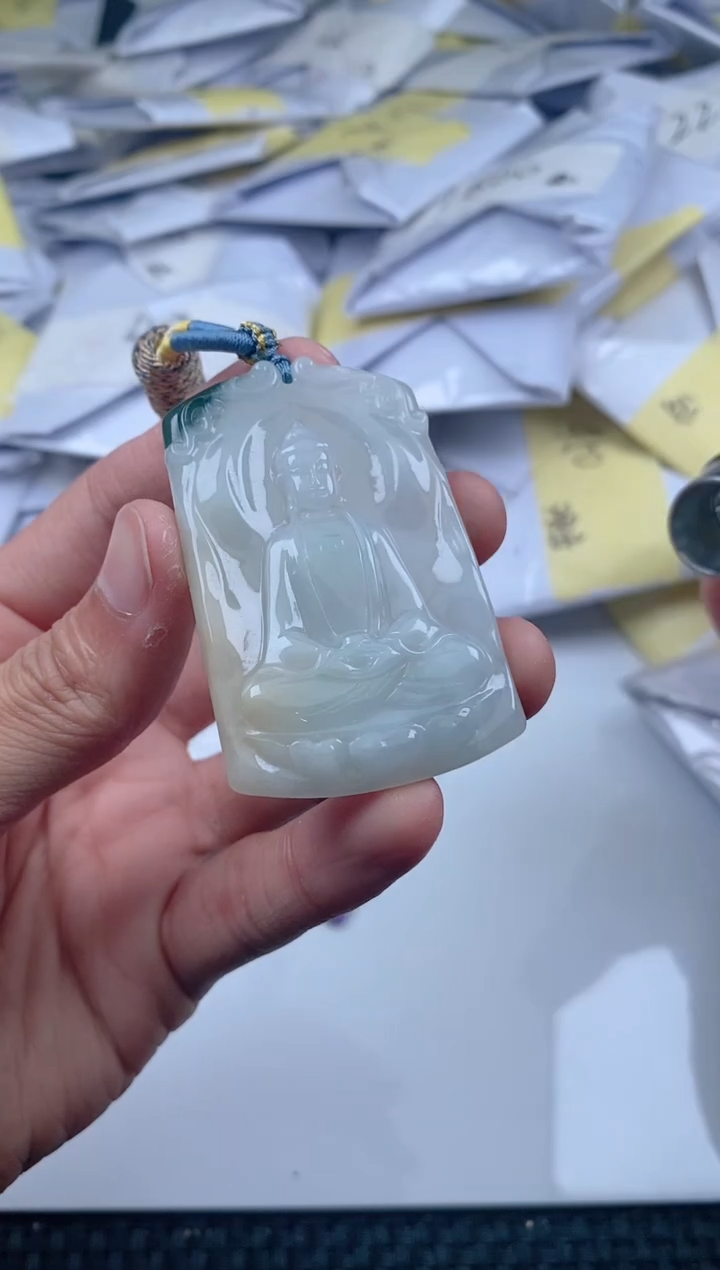 翡翠未镶嵌颈饰        