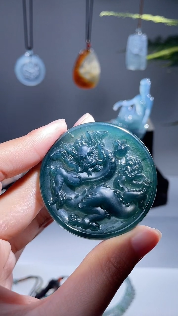 颈饰未镶嵌翡翠龙牌