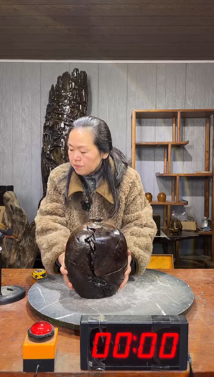 金丝楠龍****号阴沉木花瓶