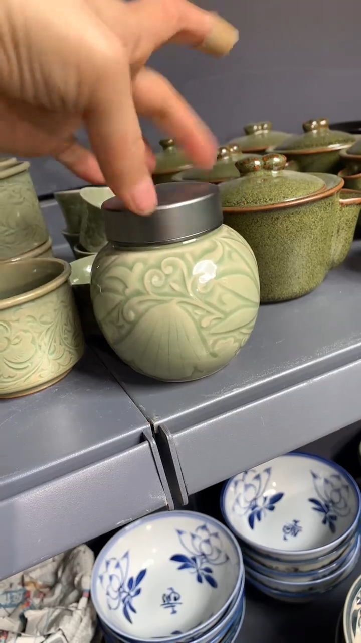 耀州窑微瑕缠枝莲纹茶叶罐一只