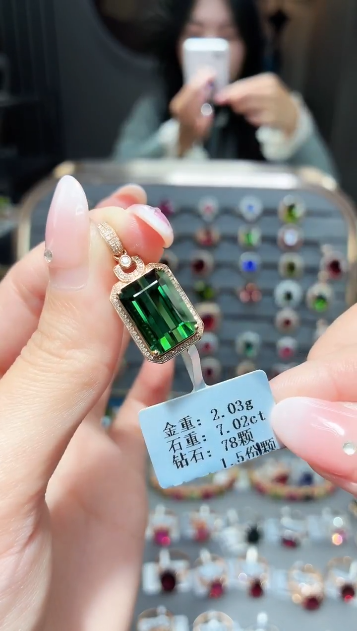 颈饰18K金镶嵌碧玺7.02ct