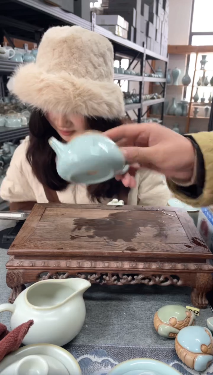 【闪购商品】瓷片微瑕天青支烧小石瓢壶。。。