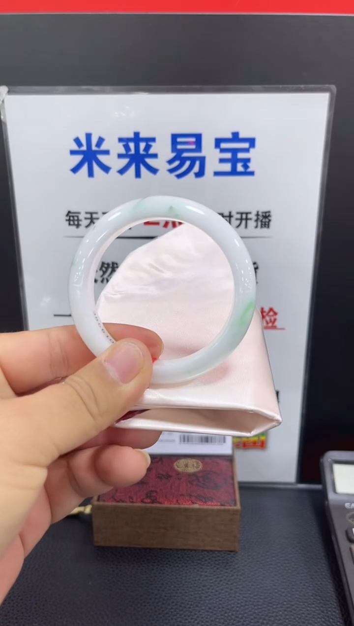 未镶嵌手镯翡翠第1 号阳春白雪糯化飘绿花