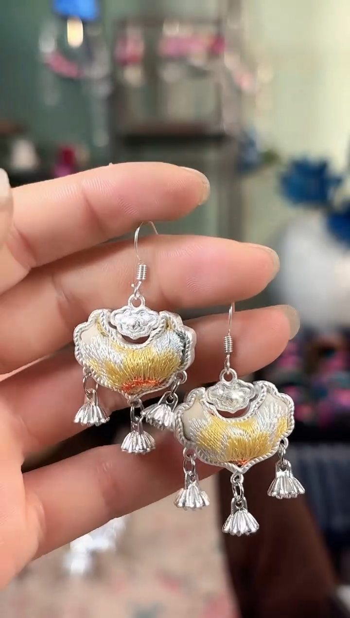 彩云南阁非遗老绣饰品244