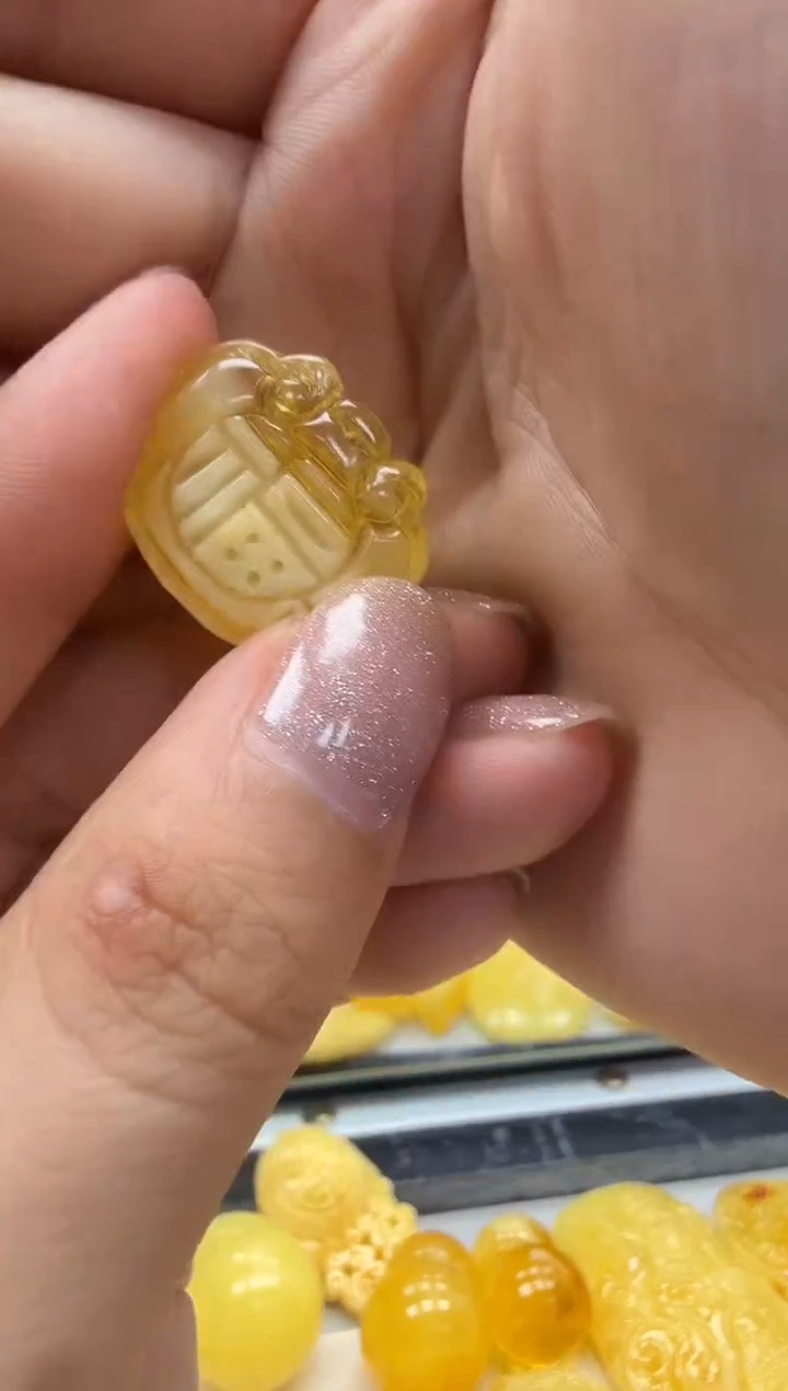 裸石琥珀未镶嵌如图