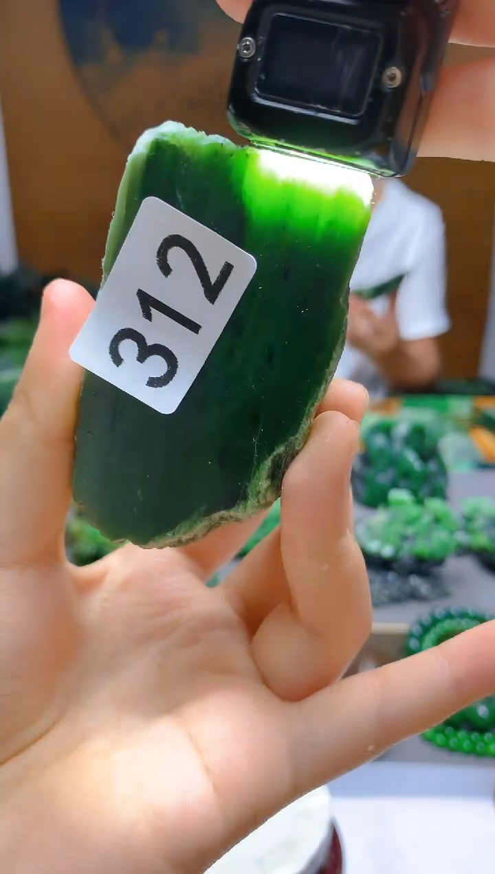 和田玉（碧玉）未镶嵌珠宝半成品312